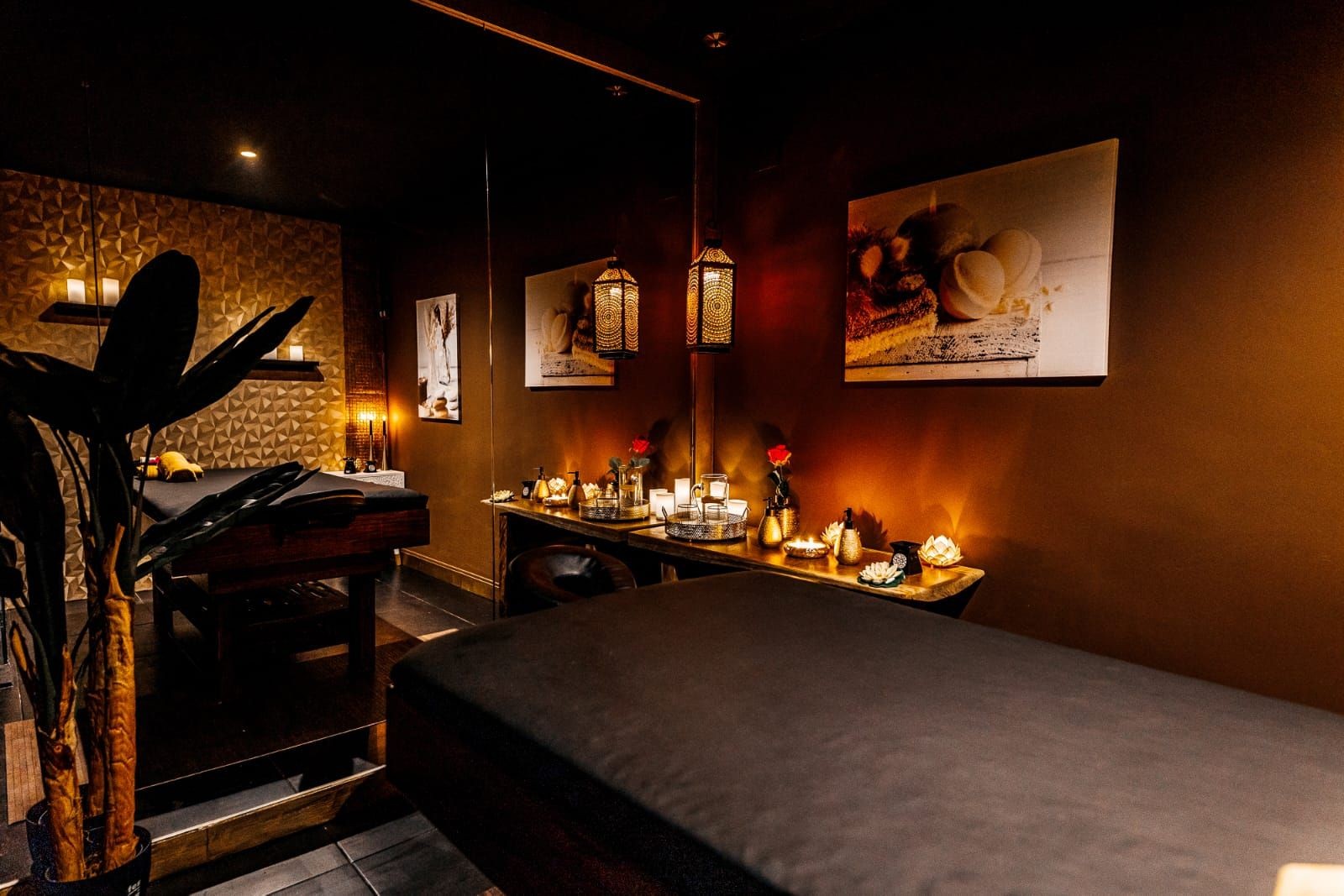 Espacio Profesional con Camilla Tailandesasala de masajes Marbella  camilla tailandesa Marbella  coworking wellness  espacio para masajistas profesionales  colaboración masajistas Marbella  suite privada con ducha y Ducha Privada en Marbella Zen  En Marbella Zen ofrecemos a masajistas y empresas del sector wellness la posibilidad de colaborar en un espacio exclusivo en Marbella. La Sala Oro es una suite privada equipada con camilla tailandesa de alta calidad y ducha privada, diseñada para profesionales que buscan un entorno elegante y funcional para atender a su clientela.  Este espacio forma parte de nuestro programa de partnership/coworking para masajistas en Marbella, pensado para quienes desean desarrollar su actividad sin asumir costes fijos ni preocuparse por la gestión del local.